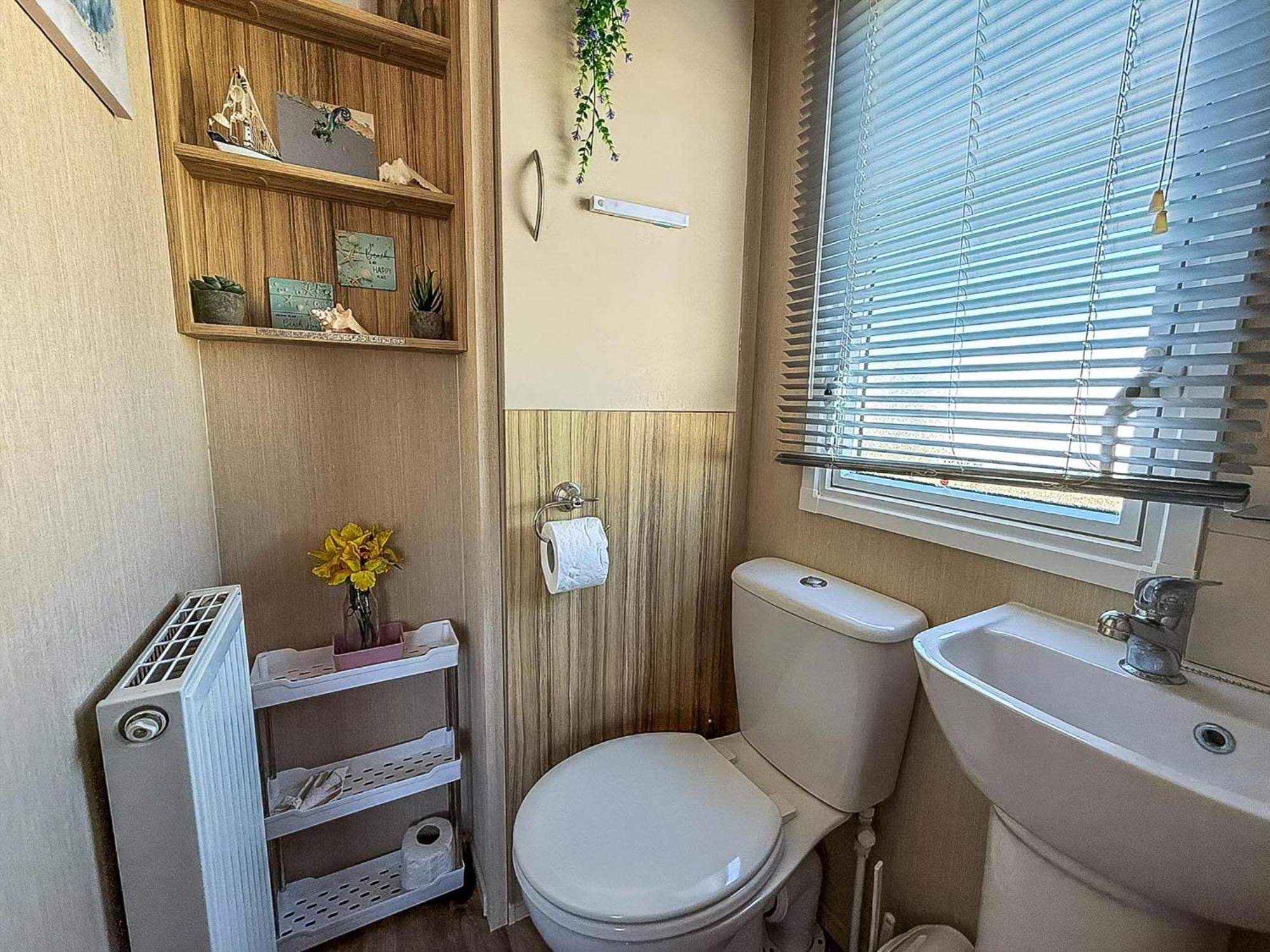 Lovely 6 Berth Caravan With Decking To The Side In Heacham Ref 21040E Екстериор снимка