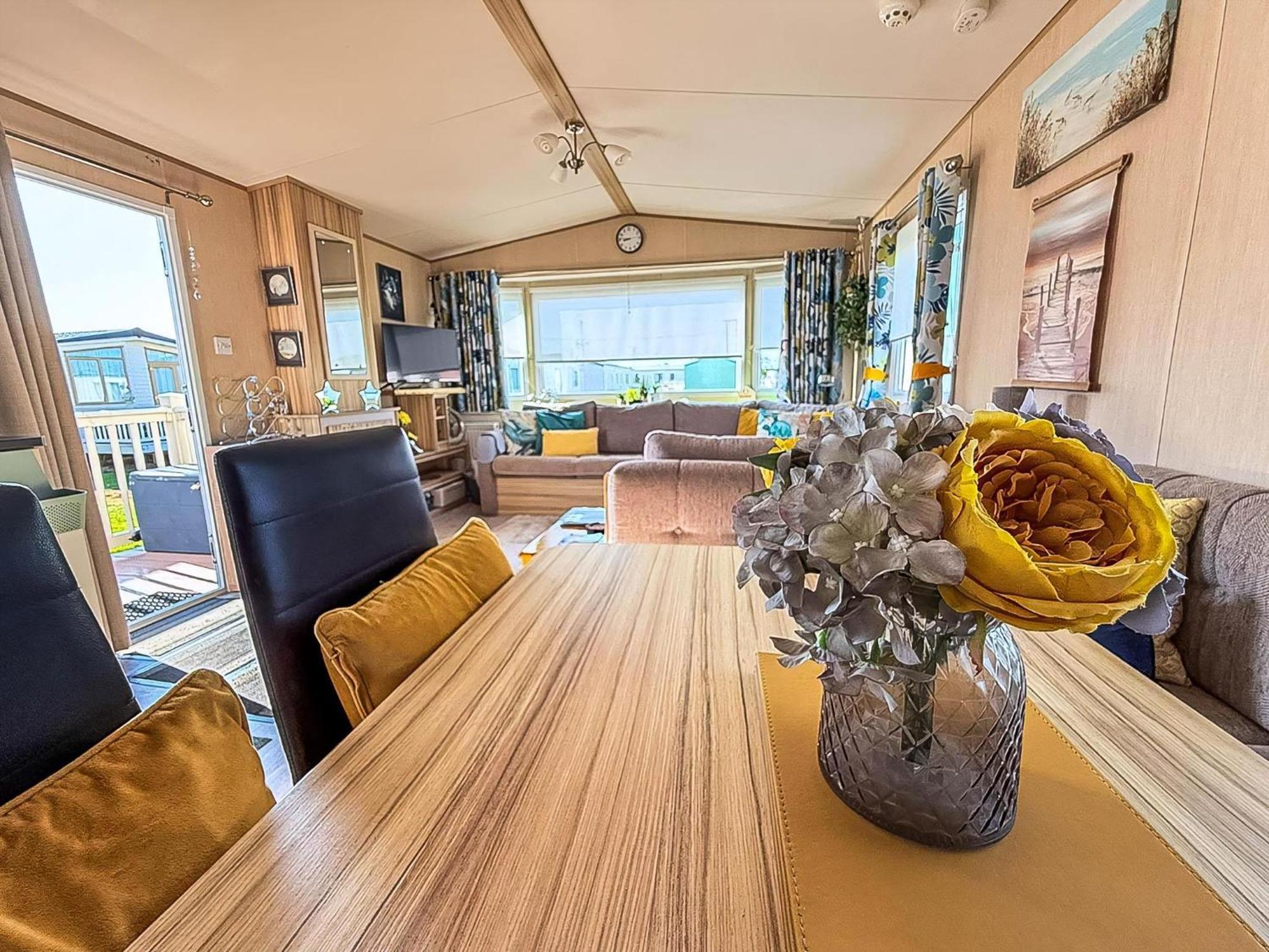 Lovely 6 Berth Caravan With Decking To The Side In Heacham Ref 21040E Екстериор снимка
